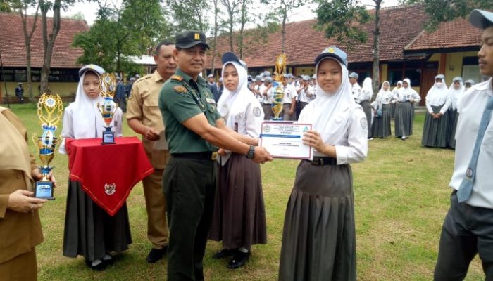 Pimpin Upacara di SMAN 1 Tapen, Begini Pesan Danramil 0822/11 Tapen dalam Kegiatan Upacara Bendera