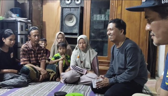 Pimpinan Redaksi PT Siti Jenar Group dan Tokoh Masyarakat Besuki Serahkan Santunan di Rumah Duka Korban Meninggal Tragedi Robohnya Atap Asrama Pesantren Di Besuki Situbondo